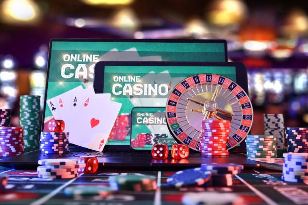 Mobile interface of gila128 Caribbean Stud Poker showing hand decision buttons and payout table reference